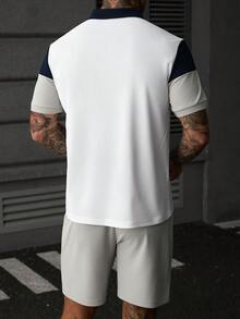 Manfinity CasualCool 男士極簡風半開襟鈕扣短袖拼色 Polo 衫與抽繩腰口袋短褲套裝 - 藏蓝色 - 查看 3