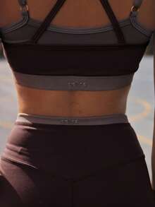 Aralina Leisurewear Active 女款 2 件組雙層對比色交叉露背短版上衣與運動短褲套裝 夏季世界盃穿搭 - 棕色 - 查看 4