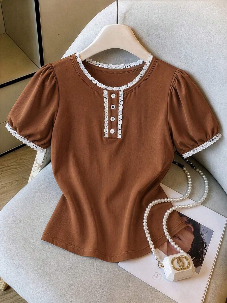 GlowEve CURVE Große Größen Lässig Braun Spitzenbesatz Täglicher Arbeitsweg Strick Kurzarm Sommer Top - Braun - Übersicht 1