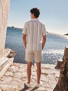 Manfinity VDAYZ Camisa casual de manga corta con botones delanteros y estampado de rayas, versátil para el verano - Multicolor - Ver 2