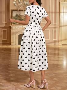 Fleurora Vestido de verano de vacaciones con cuello cruzado, estampado de lunares francés elegante y vintage, con cinturón para mujer - Blanco y Negro - Ver 2
