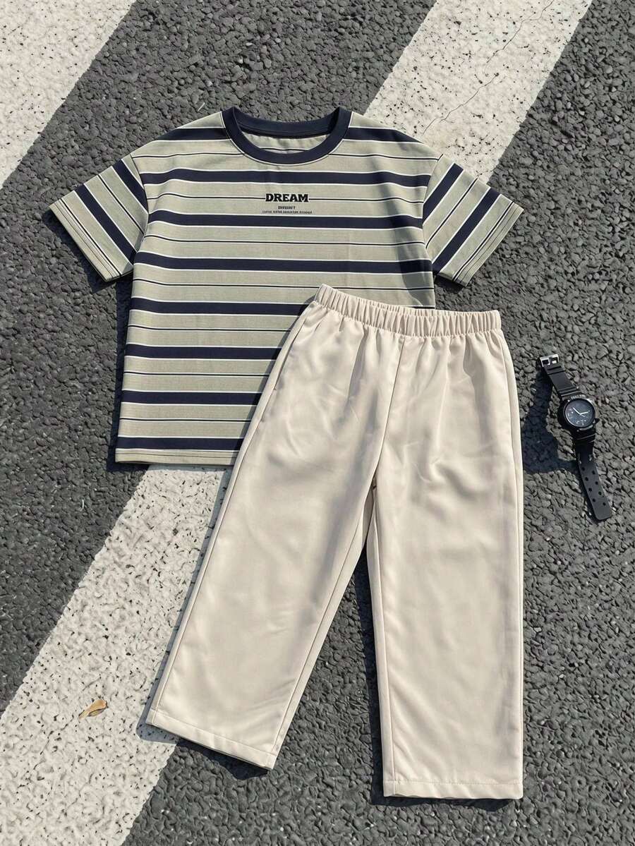 SHEIN Little Byeori 男童休闲运动两件套,包括一件条纹圆领T恤和一条白色长裤,宽松的日韩风格童装/男童返校套装,适合生日派对、晚宴、演出、婚礼、洗礼、返校典礼等场合,也适合日常穿着、上学、旅行、运动,以及春夏季节。 - 杏色 - 查看 1