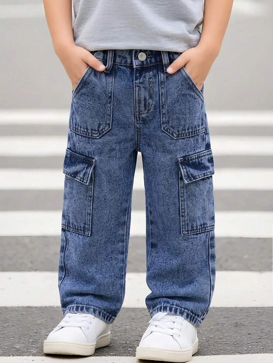 Genkimix Kids 男童牛仔夏季新款多口袋工裝直筒牛仔褲,中藍色水洗,舒適彈性腰頭,柔軟棉質面料,時尚版型,適合學校、戶外玩耍、旅行、度假、家庭活動、派對與聚會 - 深色水洗藍 - 查看 1
