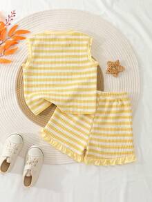 SHEIN Vintaside Kids 2件裝少女條紋針織提花寬鬆背心上衣與短褲套裝，適合日常休閒、度假、運動與旅行，夏季完美穿搭，紅白寬條紋，經典吸睛；無袖上衣搭配荷葉邊袖口，甜美清爽；短褲同樣為同色條紋，飾有紅色荷葉邊下擺，呼應上衣細節。整套版型寬鬆舒適不悶熱，春夏季出遊的活力穿搭~ - 黃色 - 查看 2