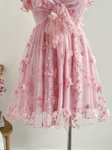 Soleia Gaun A-Line Ukuran Plus untuk Liburan Musim Semi/Panas, Warna Pink, Bordir Jala, Lengan Bergelombang, Lengan Pendek, Leher Bentuk Hati, Ikatan Pita di Depan - Berwarna merah muda - View 3