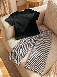 SHEIN Elladie kids 2件組少女基本休閒寬鬆純色套裝，馬匹印花、不對稱下擺、側面抓皺設計，圓領短袖T恤搭配黃色條紋紋理布料直筒長褲，適合日常/外出多種場合，春夏/四季風格，幼女套裝，兒童日常舒適夏季穿搭，女孩套裝 - 黑色 - 查看 3