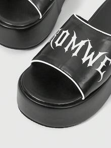 ROMWE Grunge Punk 女款斜跟厚底涼鞋 深色搖滾龐克哥德風 夏季露趾羅馬沙灘涼鞋 刺繡字母 派對洋裝鞋 - 黑色 - 查看 3