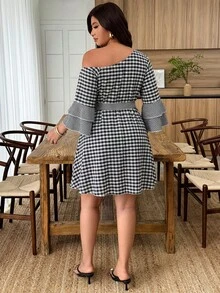 Weeklong Vestido corto de corte A para mujer de talla grande, primavera/verano, con escote asimétrico, hombros descubiertos, estampado a cuadros, mangas con volantes, botones, cinturón y lazo. - Negro - Ver 2
