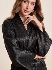 一件女士优雅提花豹纹印花长袍家居服，舒适缎面腰带长款浴袍，适合居家穿着，四季皆宜，尤其适合秋季和冬季。 - 黑色 - 查看 11