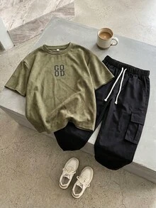 SHEIN 青少年男童简约小写字母撞色纹理深灰色短袖T恤搭配乳白色工装裤套装，休闲学院风，舒适时尚，简约实用，百搭柔软面料，适合日常穿着，适合上学，适合旅行，适合户外运动，适合春、夏、秋、冬四季。韩版男童套装，宽松男童服装，军绿色男童套装，宽松T恤，男童T恤，青少年男童服装，宽松T恤，休闲装 - 軍綠色 - 查看 5