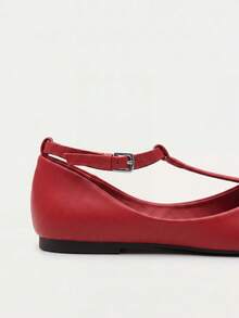 Nöista Sandal kulit datar klasik dengan desain tali T, bentuk ujung tertutup, dan gesper pergelangan kaki yang dapat disesuaikan. Alas kaki elegan abadi untuk sehari-hari. - Merah tua - View 4
