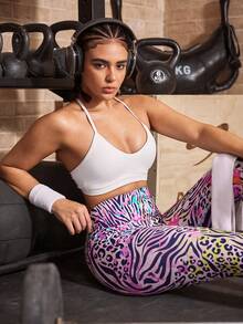 Powerista 女款黑白掛脖式兩件式運動內衣套裝 - 黑與白 - 查看 9