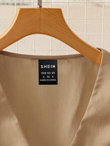 SHEIN PariChic 女款卡其色V領荷葉邊上衣，夏季優雅獨特早午餐腰綁帶無袖襯衫，通勤風百搭辦公日常穿搭 - 卡其色 - 查看 7