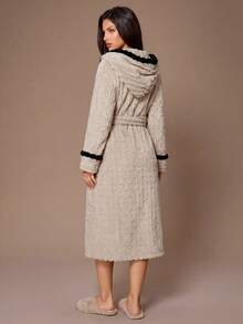 Lazeform Bata de dama con capucha de felpa jacquard con pompones de colores contrastantes, para otoño e invierno, atuendo acogedor y esponjoso - Albaricoque - Ver 2