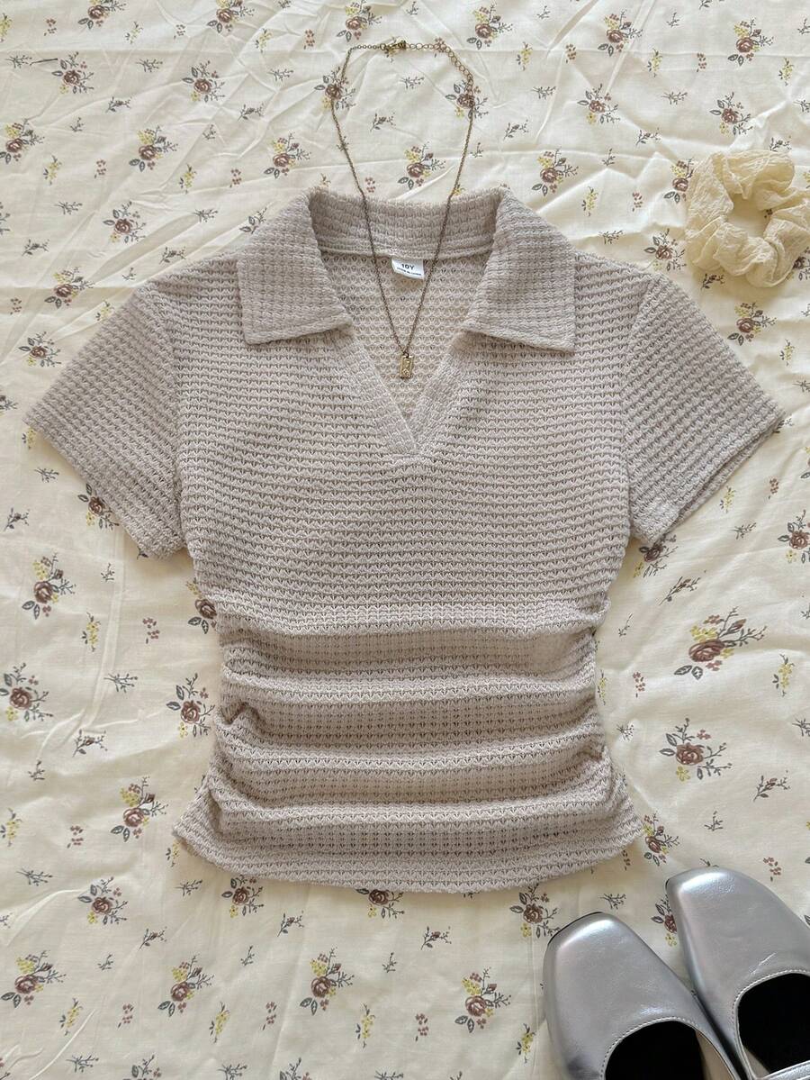 SHEIN Tween女孩設計V領短袖T恤 夏季修身收腰短版Polo衫 貼身休閒T恤 - 杏色 - 查看 1