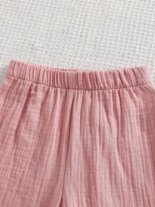 SHEIN Vintaside Kids 女童休閒舒適淺奶油黃方領吊帶上衣，雙層荷葉邊肩帶，肩帶飾3D手工粉色玫瑰，收腰大娃娃風傘裙擺 + 粉色短褲，適合日常穿著、居家、休閒出遊、家庭旅行、小滿月/周歲聚會 - 藕粉色 - 查看 4