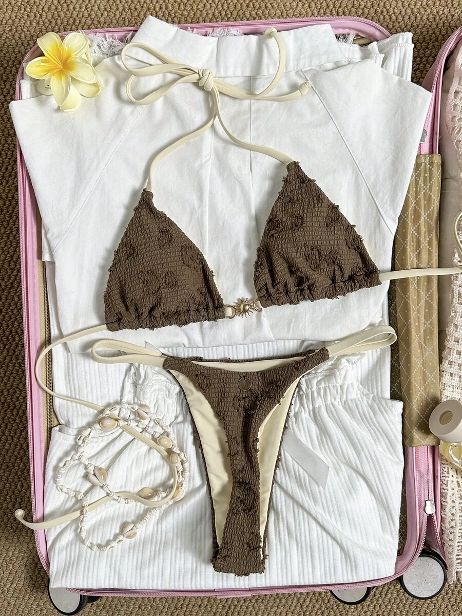 Swim Mod 女款 2026 春夏新款奶油黃提花紋理面料 V 領露背三角比基尼套裝，性感鉚釘褲，甜美海灘度假泳衣 - 卡其色 - 查看 1