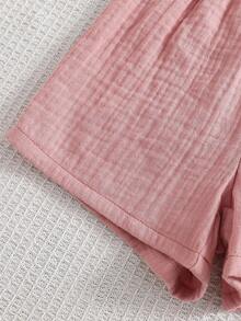 SHEIN Vintaside Kids 女童休閒舒適淺奶油黃方領吊帶上衣，雙層荷葉邊肩帶，肩帶飾3D手工粉色玫瑰，收腰大娃娃風傘裙擺 + 粉色短褲，適合日常穿著、居家、休閒出遊、家庭旅行、小滿月/周歲聚會 - 藕粉色 - 查看 6
