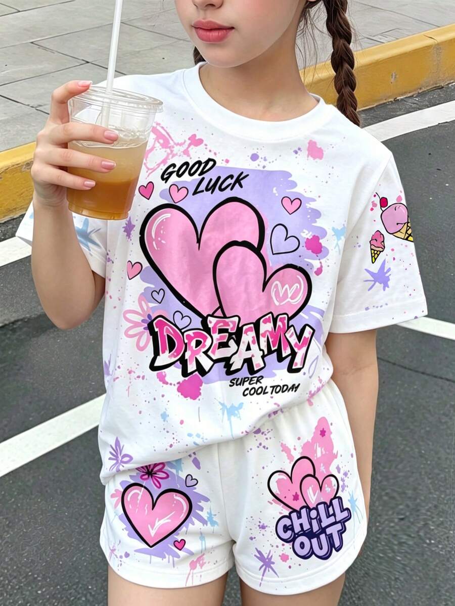 SHEIN 1套青少年女孩休閒甜美塗鴉愛心印花短袖T恤與短褲套裝，日常出遊夏季多巴胺休閒套裝