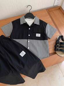 SHEIN Little Byeori 2件套男童舒适日常宽松韩版时尚休闲条纹长袖衬衫长裤套装，适合春夏季节日常穿着、运动、郊游、上学、聚会、节日、拍照、返校季等场合。 - 黑色 - 查看 3