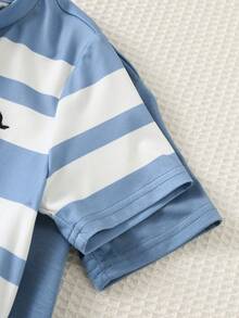 SHEIN 新款小男孩休閒簡約學院風度假條紋King系列多件組2套裝,圓領短袖上衣+短褲兩件套,適合夏季街頭風、日常、出遊、度假,春夏時尚穿搭,舒適好穿,兒童疊穿造型,時尚童裝休閒運動學院風圖案T恤,開學季春夏服飾,返校穿搭 - 彩色 - 查看 5