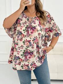 SHEIN CURVE+ 大尺碼花卉印花領結夏季襯衫，2026年女性嘉年華服裝，女性嘉年華服裝，女性嘉年華服裝，女性嘉年華服裝，女性嘉年華服裝，夏季服飾，女性夏季服飾，夏季度假服飾，女性夏季服飾，女性優雅襯衫，女性優雅襯衫，適合各種場合的花卉襯衫，例如：通勤上班、居家休閒、散步、拜訪鄰居和朋友以及購物 - 杏色 - 查看 4