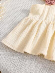 SHEIN Vintaside Kids 女童休閒舒適淺奶油黃方領吊帶上衣，雙層荷葉邊肩帶，肩帶飾3D手工粉色玫瑰，收腰大娃娃風傘裙擺 + 粉色短褲，適合日常穿著、居家、休閒出遊、家庭旅行、小滿月/周歲聚會 - 藕粉色 - 查看 3