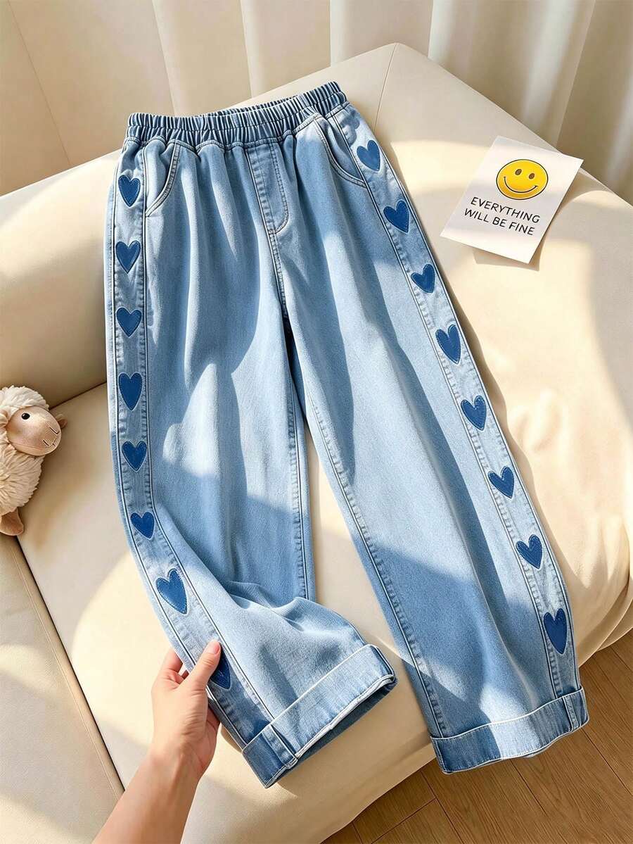 SHEIN 女童阔腿牛仔裤，休闲街头风，浅蓝色牛仔布，弹性腰带饰有心形刺绣，卷边裤脚，宽松版型，舒适棉质牛仔面料，可与T恤时尚搭配，适合日常穿着、上学、聚会等场合，百搭牛仔单品 - 淺色水洗藍 - 查看 1