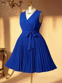 Rometta Gaun Tanpa Lengan Warna Polos Kasual untuk Liburan Ukuran Besar dengan Hem Berlipit - Royal Blue - View 4