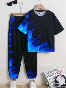 SHEIN 兒童 2 件組大童男孩休閒火焰漸層圖案印花圓領短袖上衣褲子套裝，適合兒童穿搭、幼童男孩服飾、返校季、生日派對、晚會、表演、婚禮、洗禮、開學典禮、日常穿著、學校、旅行、運動，春夏 Y2K 哥德風男孩藍色 T 恤藍色圖案短袖上衣 - 黑色 - 查看 5