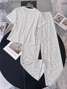 青少年女孩 T-shirt 套裝，慵懶氛圍淺灰色豹紋印花，圓領短袖上衣搭配同款寬腿長褲，寬鬆柔軟版型，隨性休閒風格，成套印花設計，適合春季返校穿搭 - 彩色 - 查看 2