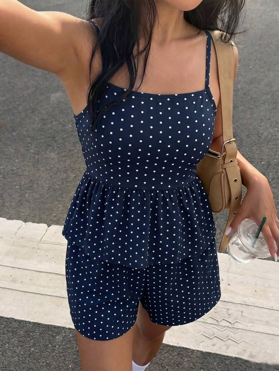 SHEIN 少女两件套,春夏新款时尚单品。梭织泡泡绉纱吊带背心饰有樱桃数码印花,并采用收腰设计;搭配同款数码印花弹力腰短裤,是日常休闲和度假的理想之选。 - 彩色 - 查看 1
