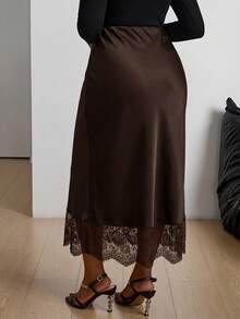 SHEIN PETITE CURVE 大尺碼純色緞面蕾絲下擺細節低腰中長裙 - 咖啡棕 - 查看 2