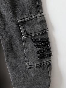 SHEIN Genkimix Kids 男童牛仔長褲，工裝破洞牛仔褲，四季皆宜，街頭風休閒，淺藍色水洗牛仔，多口袋工裝設計，撕裂破洞與鹽洗處理，寬鬆直筒版型，舒適柔軟細棉牛仔面料，百搭日常穿著，可搭配圖案T恤與休閒運動鞋，適合日常上學、朋友聚會、外出等 - 灰色 - 查看 6