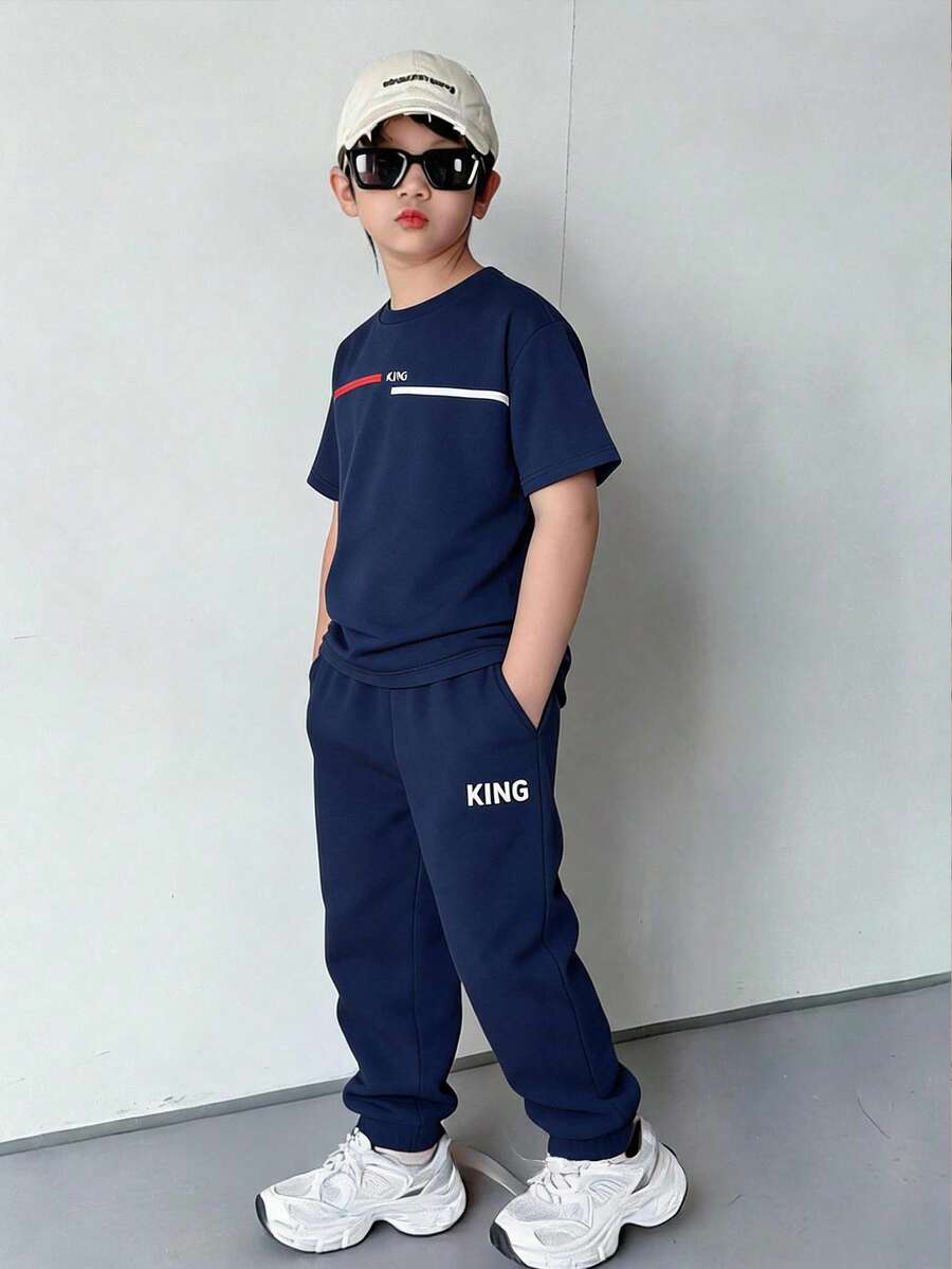 SHEIN Little Byeori 2件組兒童青少年男童休閒運動短袖藍色T恤 & 藍色長褲套裝,情人節T恤,情人節兒童服飾,男童套裝,適合春季/夏季,情人節,約會,夏季穿搭,海灘週末,家庭聚會,返校,婚禮季節,運動,生日派對 - 藏蓝色 - 查看 1