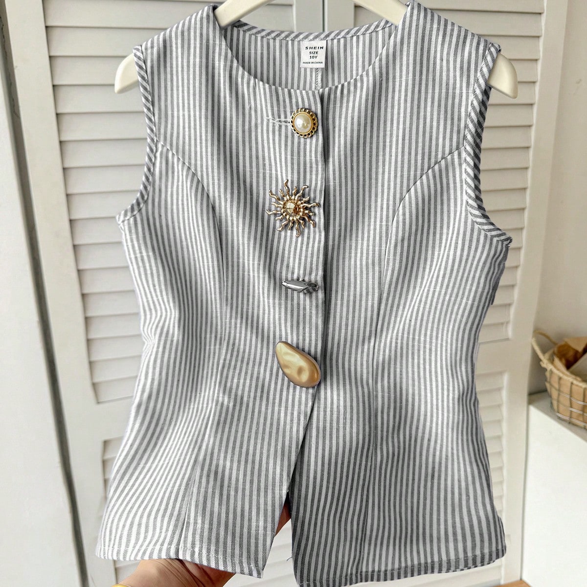Blusa informal y elegante sin mangas con rayas grises y blancas, cintura ceñida y abertura lateral para niñas preadolescentes