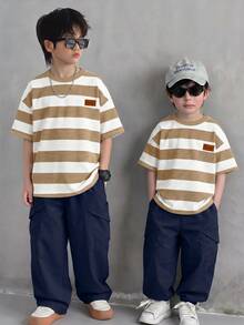 SHEIN Little Byeori 2件組兒童青少年男童休閒舒適條紋圓領套頭短袖寬鬆T恤與寬鬆貼袋直筒長褲套裝，適合春夏季、外出、情人節、約會、旅行、度假、聚會、開學、運動、生日派對 - 卡其色 - 查看 2