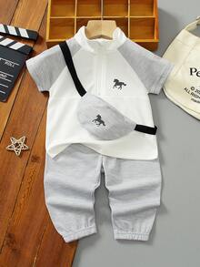 SHEIN 幼童兒童POLO衫短袖2件套，這是一套兒童服裝，整體淺米色，休閒風格，高領半拉鍊，兩側有黑色條紋裝飾，還附帶一個配套的斜挎小包，包包和衣服都有黑馬圖案。下身是慢跑褲，兩側同樣有黑色條紋，整套簡單時尚，適合日常穿著。 - 灰色 - 查看 7