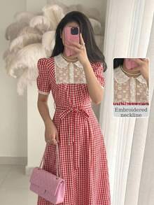 Modelyn 女款春夏梭織紅色格紋短袖收腰蕾絲拼接刺繡領帶腰帶A字優雅浪漫洋裝 - 紅色 - 查看 4