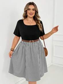 SHEIN CURVE+ Damen-Sommerkleid in großen Größen, lässig, traditionell, Vintage, für den Urlaub, schwarz-weiß Muster, mit quadratischem Ausschnitt, kurzen Ärmeln und geraffter Taille, formell - Schwarz und Weiss - Übersicht 8