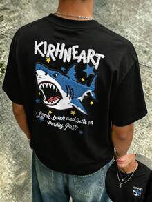Resyla Men Herren Hai Muster T-Shirt | Straßen-Stil Rundhals Shirt mit sternförmigen Buchstaben | Geeignet für Campus-Leben, Straßen-Stil, Musikfestivals, Treffen mit Freunden und tägliche Fahrten; perfekt für Frühling und Sommer. - Schwarz - Übersicht 1