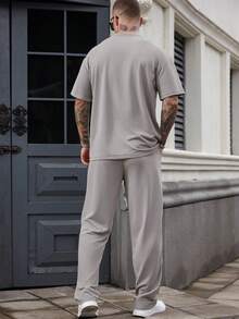 Manfinity Homme 男士休闲字母压花短袖T恤和抽绳腰长裤套装，夏季男士两件套运动裤男装套装 - 淺灰色 - 查看 2