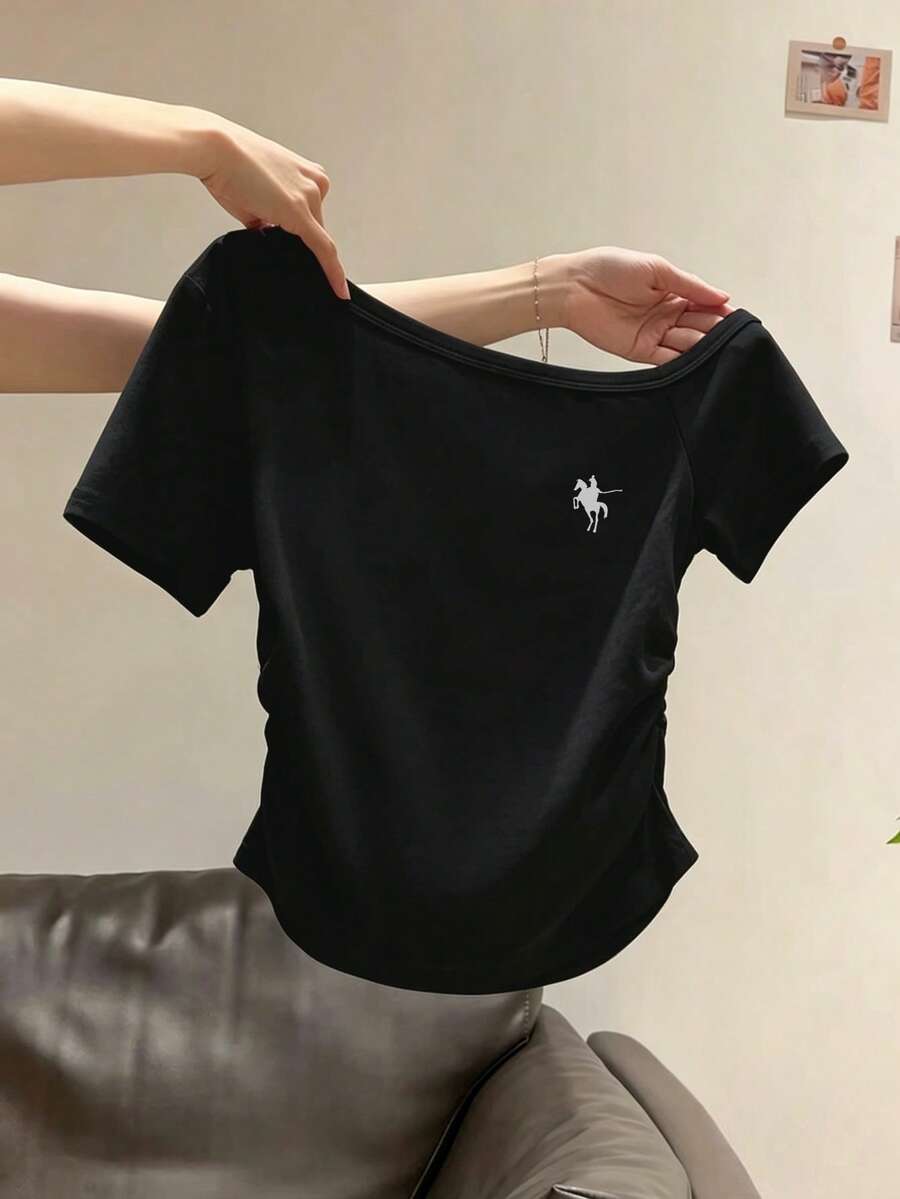 Franclia 女款騎士印花不對稱肩短袖休閒T恤 - 黑色 - 查看 1