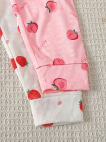 SHEIN Piyama Musim Panas Anak Perempuan Lucu Motif Kartun Stroberi, Kerah Bulat Berkerut, Lengan Pendek, Bahan Rajut, Nyaman dan Ramah Kulit, 4 Potong Pas Badan - Berwarna merah muda - View 5