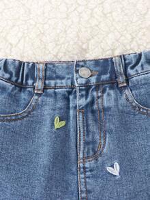 Genkimix Kids 女童牛仔裙 夏季新品 休閒可愛風 復古水洗牛仔色 繽紛愛心刺繡 鬆緊腰 A字版型 親膚柔軟牛仔面料 百搭日常 T恤穿搭 適合日常穿著、校園聚會、夏季牛仔風外出度假 - 中等水洗藍 - 查看 5