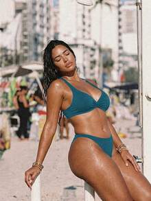 SHEIN Swim 大尺碼女款夏季純色扭結深V領比基尼上衣，極簡柔美性感聚攏設計，可調節肩帶，青色海灘風 - 水鴨藍 - 查看 4