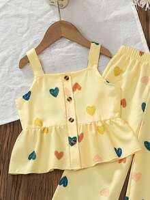 SHEIN Genkimix Kids 歐美風少女夏季愛心印花細肩帶上衣 + 寬腿長褲兩件組，泡泡棉紋理面料，親膚舒適，甜美可愛，適合4-7歲女孩，適合戶外玩耍 - 黃色 - 查看 4