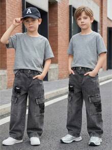SHEIN Genkimix Kids 男童牛仔長褲，工裝破洞牛仔褲，四季皆宜，街頭風休閒，淺藍色水洗牛仔，多口袋工裝設計，撕裂破洞與鹽洗處理，寬鬆直筒版型，舒適柔軟細棉牛仔面料，百搭日常穿著，可搭配圖案T恤與休閒運動鞋，適合日常上學、朋友聚會、外出等 - 灰色 - 查看 4