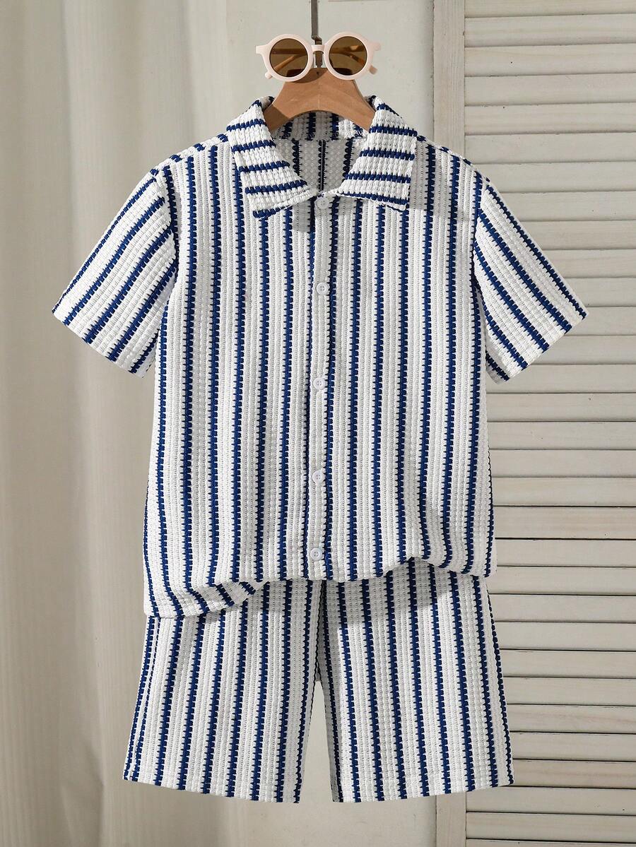 SHEIN Mirajuku 3件組青少年男孩針織紋理直條紋短袖上衣與配套休閒短褲,混紡面料,親膚柔軟透氣。上衣採用多色拼接直條紋設計,配小領口與短袖剪裁;短褲配有彈性腰帶。整體休閒度假風,適合日常穿著、幼兒園、海灘 - 藍白色 - 查看 1