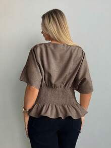 Auralis Blusa de mujer talla grande de cuello barco, manga corta de murciélago, bajo con volantes, unicolor - Marrón - Ver 3